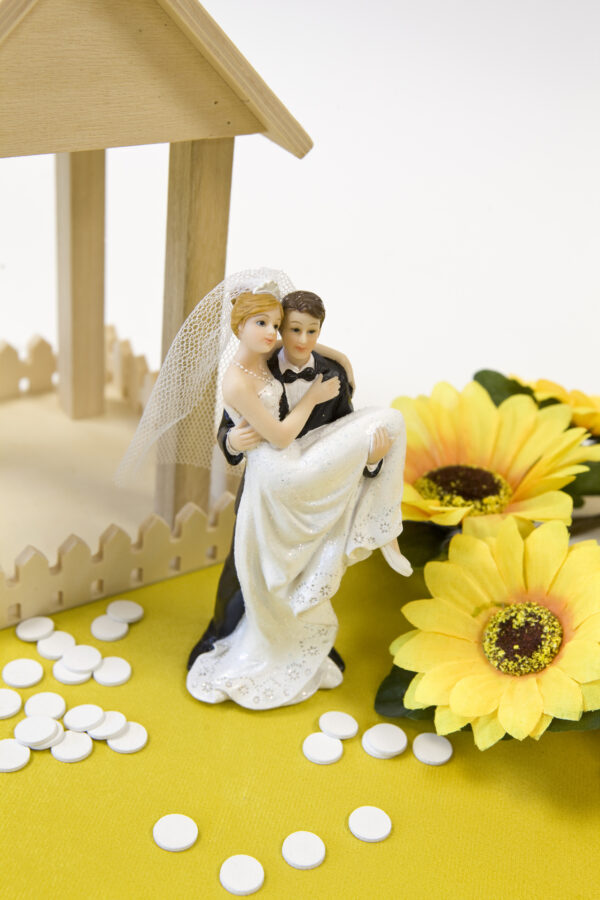 Figurine mariée portée par le marié – Image 2